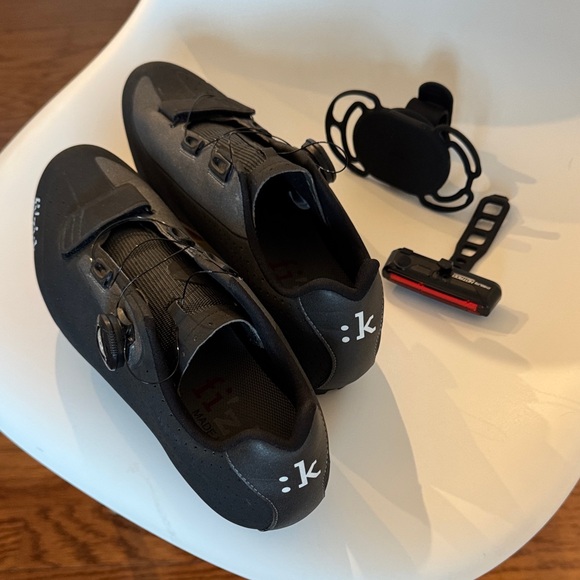 Men’s Fizí:k Fizik Carbon Cycling Shoes US10 Free Cygolite HotRod & Phone Mount - Picture 1 of 7